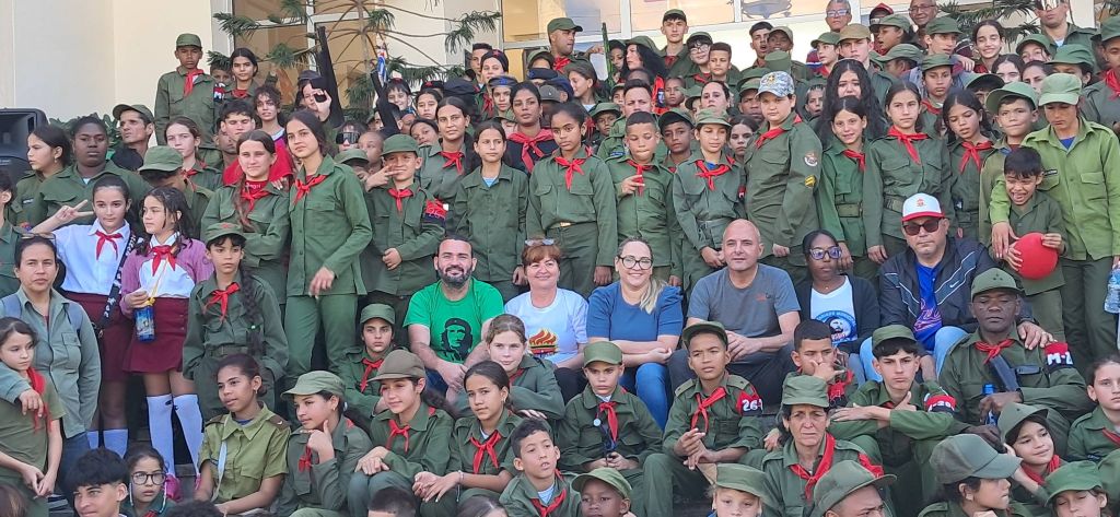 Pioneros en homenaje a la Batalla de Santa Clara.
