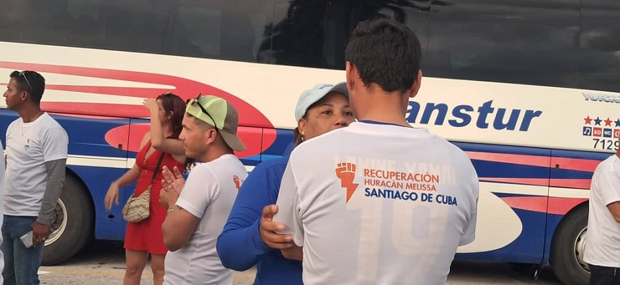 En Villa Clara, trabajadores eléctricos tras participar en recuperación de provincias orientales