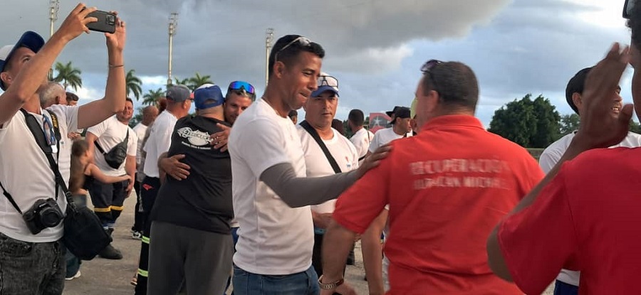 En Villa Clara, trabajadores eléctricos tras participar en recuperación de provincias orientales