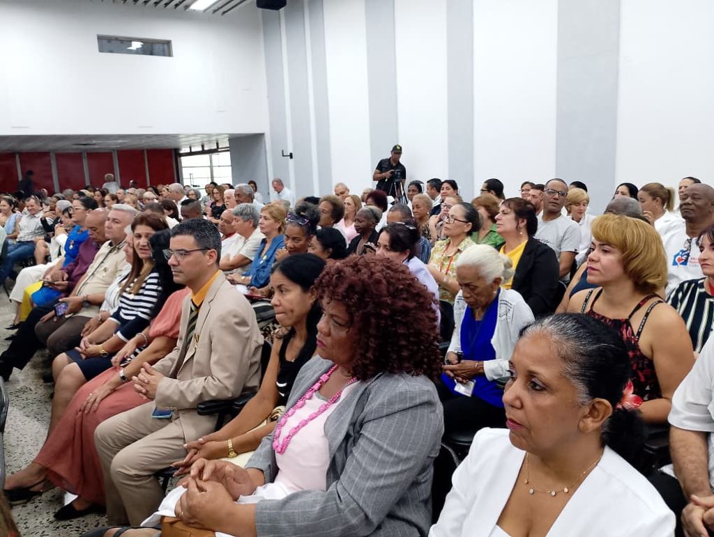 Condecoraciones a profesionales de la Salud en Villa Clara.