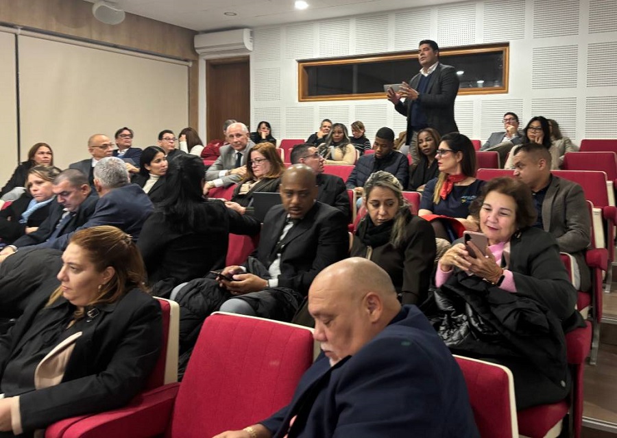 Turoperadores intercambian con ministro cubano de turismo