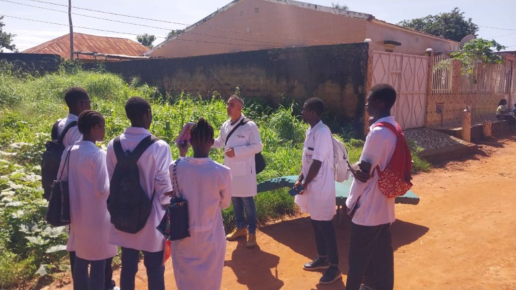 Dr Alexeis Calderín Vázquez, en Guinea Bissau.
