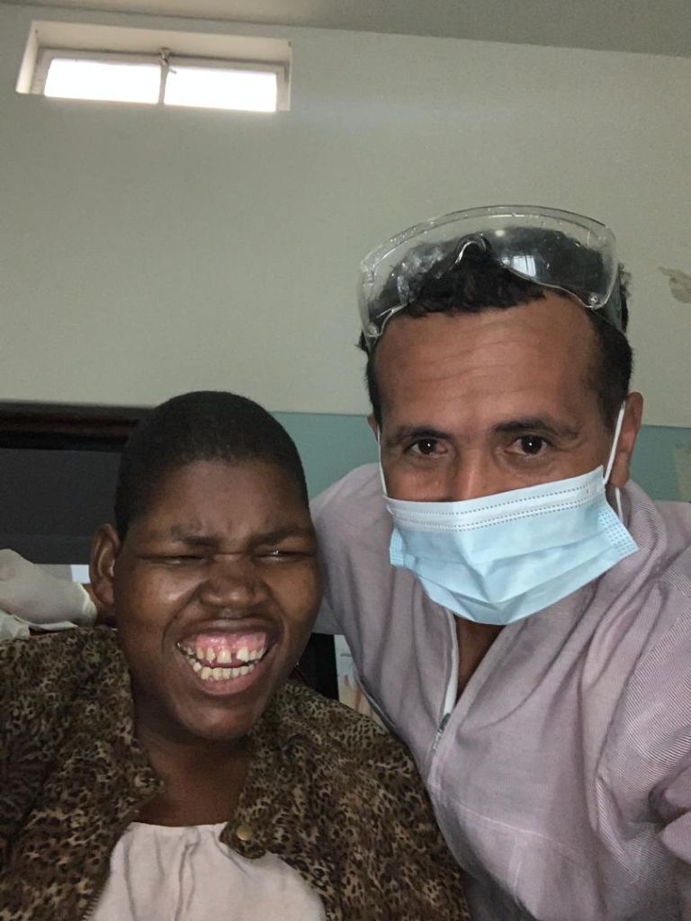 doctor Arian Gaulhiac, especialista de primer grado de cirugía maxilofacial.