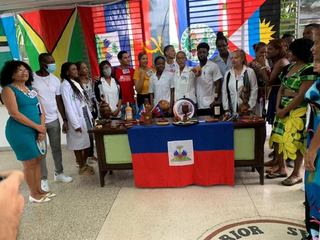 Estudiantes haitianos de la ELAM.