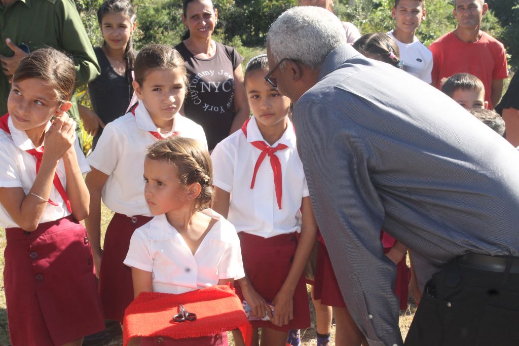 Queipo Ruiz dialoga con niños de escuela renovada tras huracán Melissa, en Melones, Holguín.