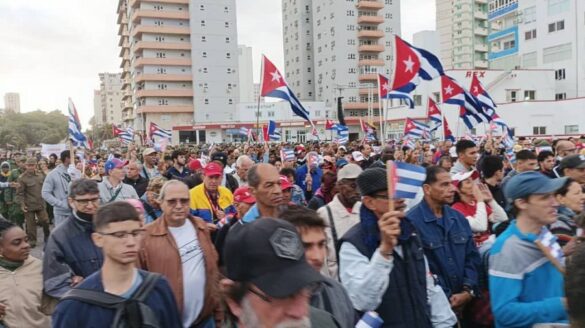 Reafirmación y tributo en marcha del pueblo combatiente