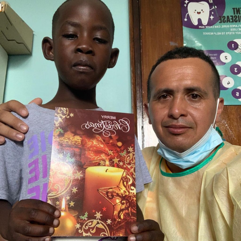 doctor Arian Gaulhiac, especialista de primer grado de cirugía maxilofacial. 