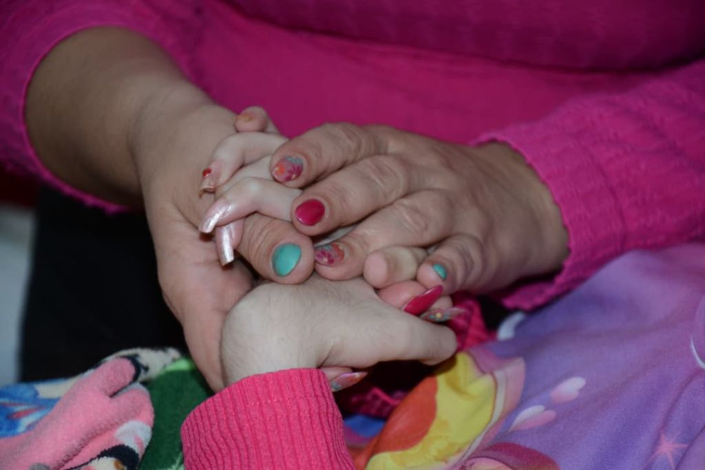 Manos de Yésika Mora y su madre