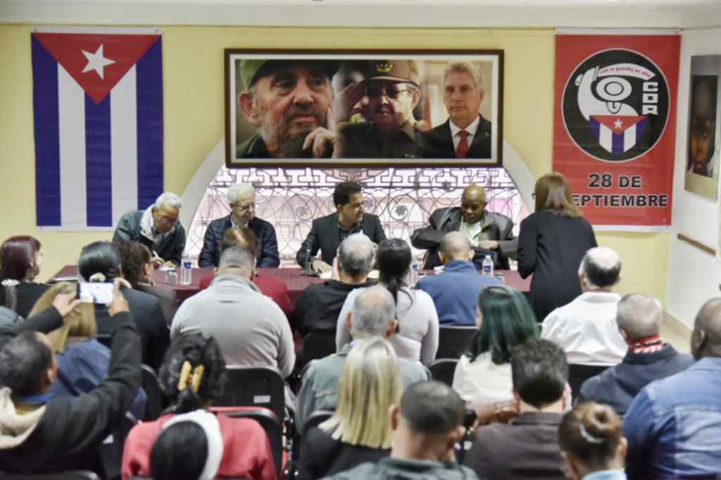 Frei Betto en encuentro con cederistas.