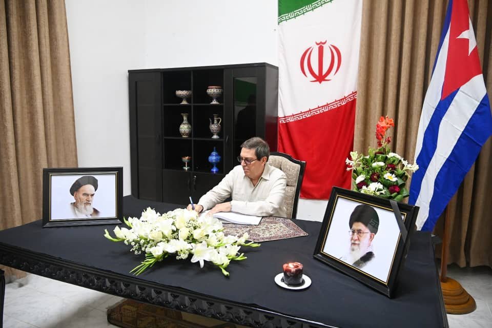 Bruno  Rodríguez firma Libro de Condolencias en emjada iraní.