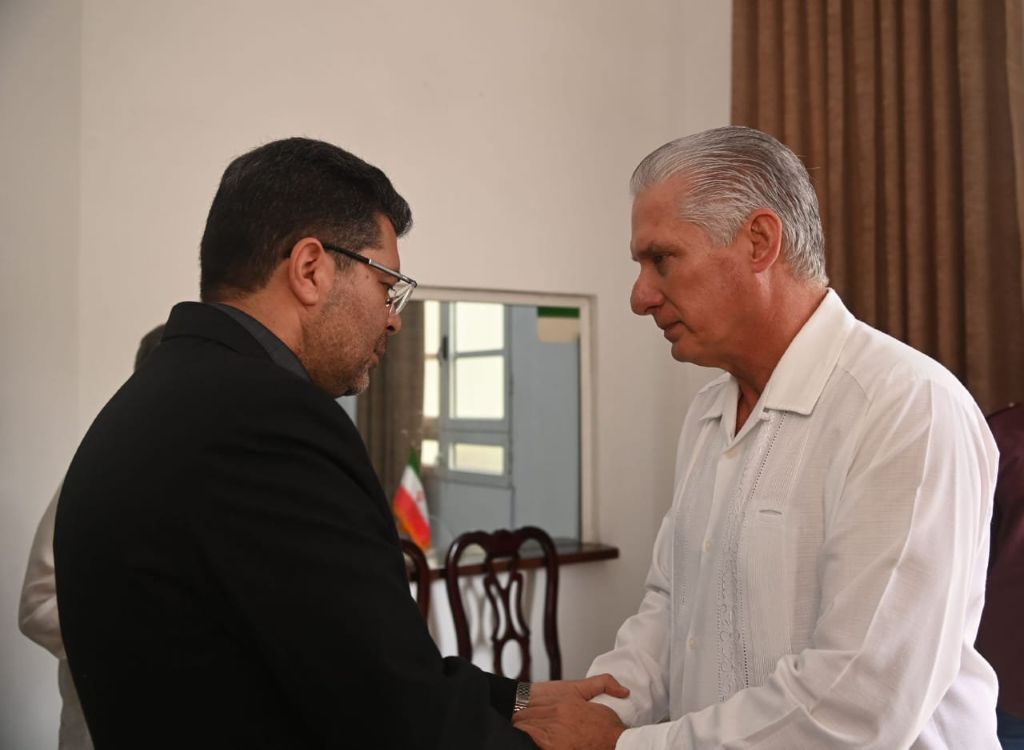 Díaz-Canel es recibido por el embajador iraní.
