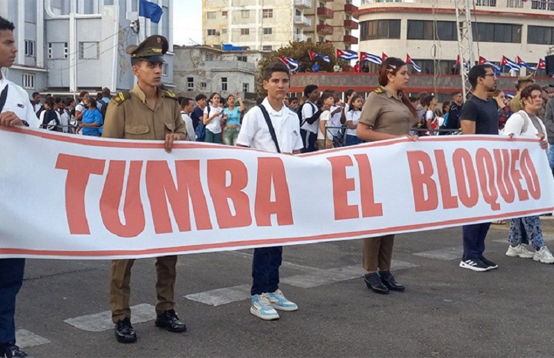 Participa Díaz-Canel en Parada Juvenil Antiimperialista “Aquí, con Fidel”