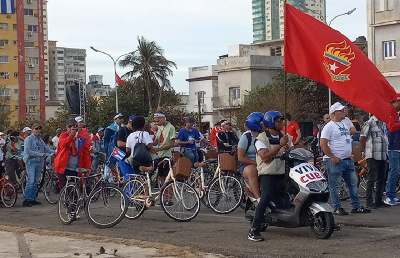 Participa Díaz-Canel en Parada Juvenil Antiimperialista “Aquí, con Fidel”
