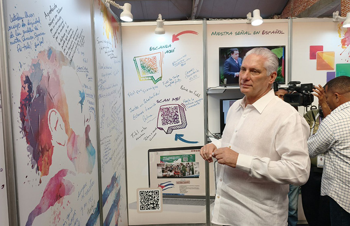 Díaz-Canel en el stand de Telesur 