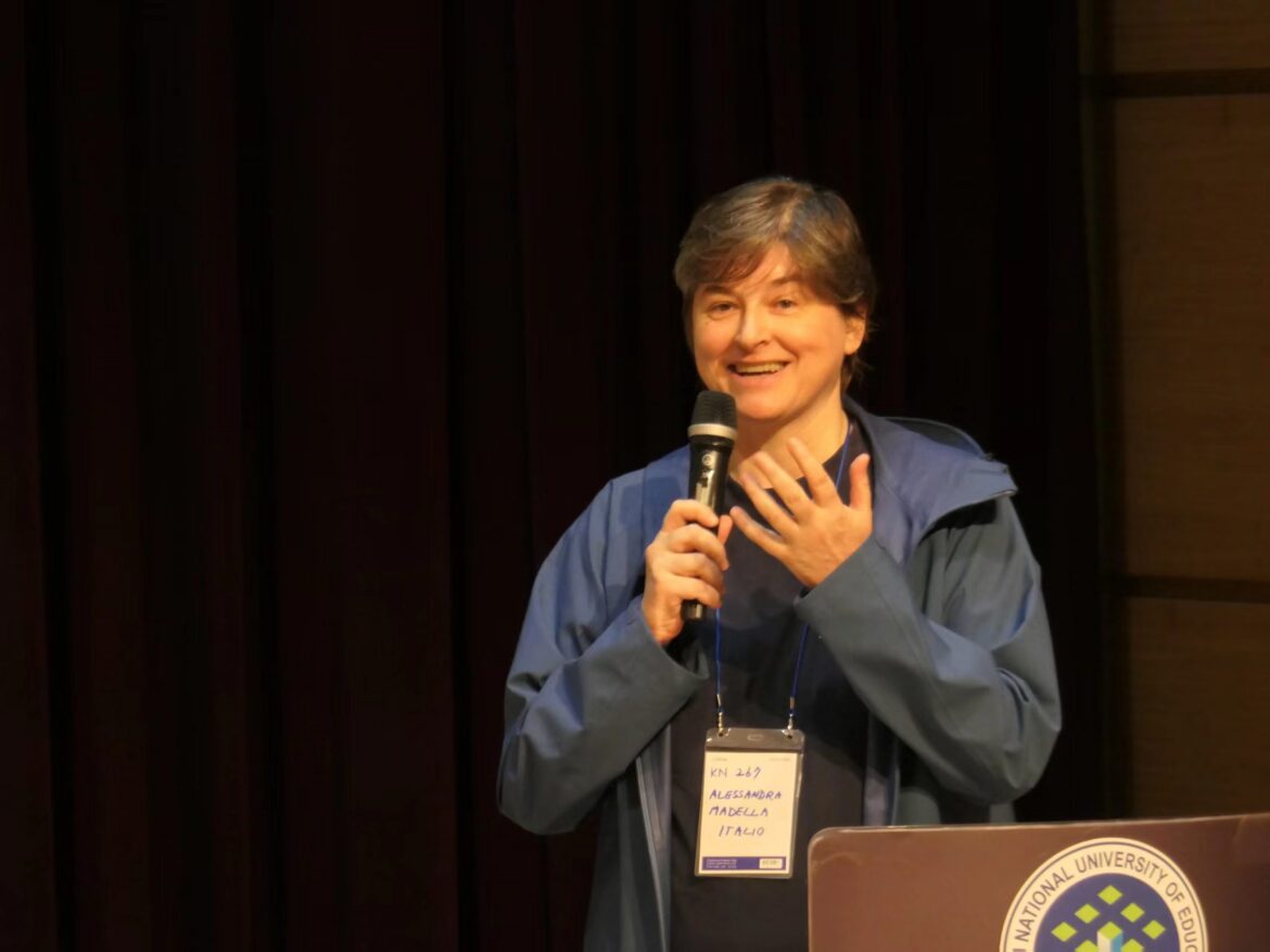 Alessandra Madella salutas nome de ILEI en japana-korea kongreso