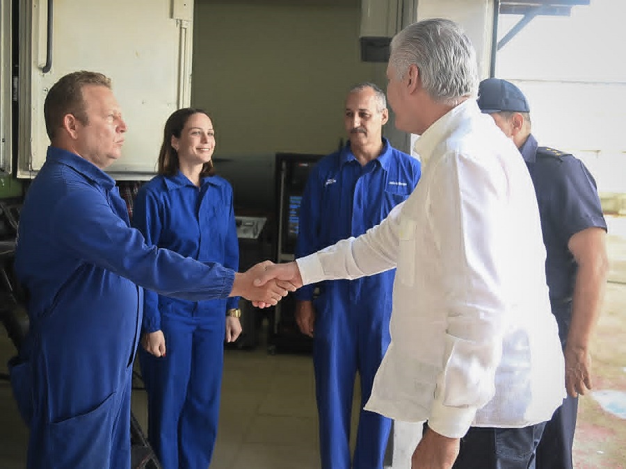 Visita Díaz-Canel Empresa Militar Industrial Granma