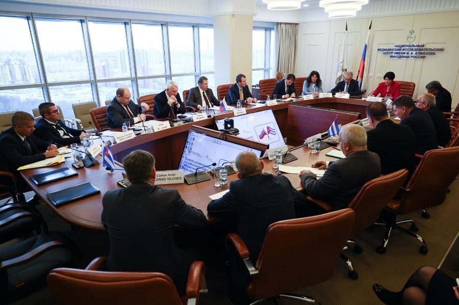 Gobernador de la región rusa de Leningrado recibe a delegación cubana