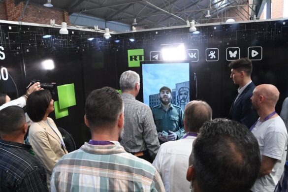 Díaz-Canel en el stand de RT, en el Coloquio Patria.