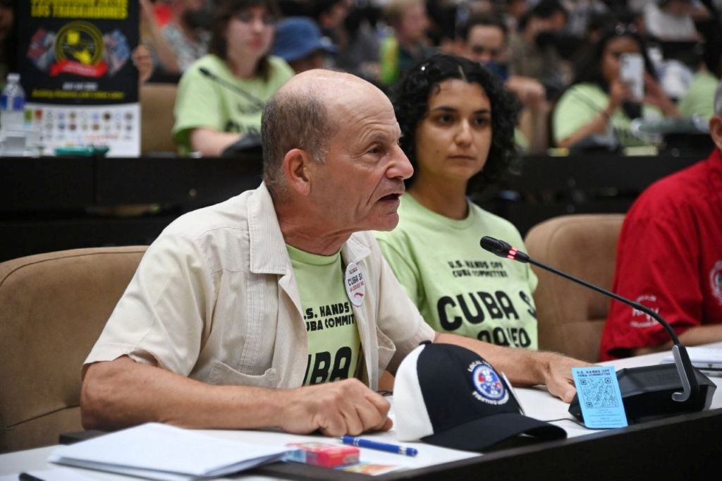 Estadounidense solidario con Cuba participante en el 1ro de Mayo, en La Habana.
