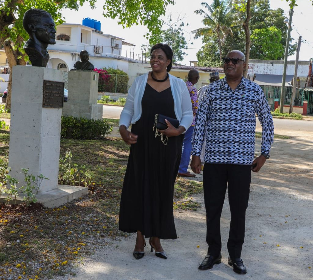Lebbius Tangeni Tobias, embajador de Namibia en Cuba. 