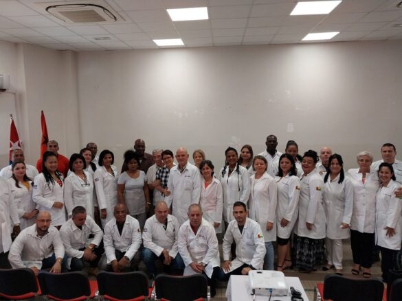 Doctores y profesores cubanos en Guinea Bissau.