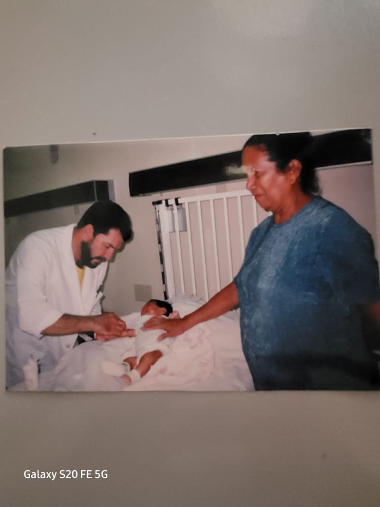 Enfermero Martín Pérez, cumplió su primera misión de cooperación en Belice desde 2001 hasta 2003.