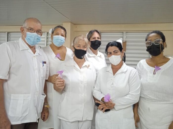 El enfermero Martín Pérez junto al equipo de Enfermería del Hospital Pediátrico José Martí Pérez, de Sancti Spíritus. 