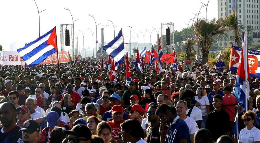 pueblo de Cuba reafirmó en la Tribuna su decisión inconmovible de defender la Revolución 