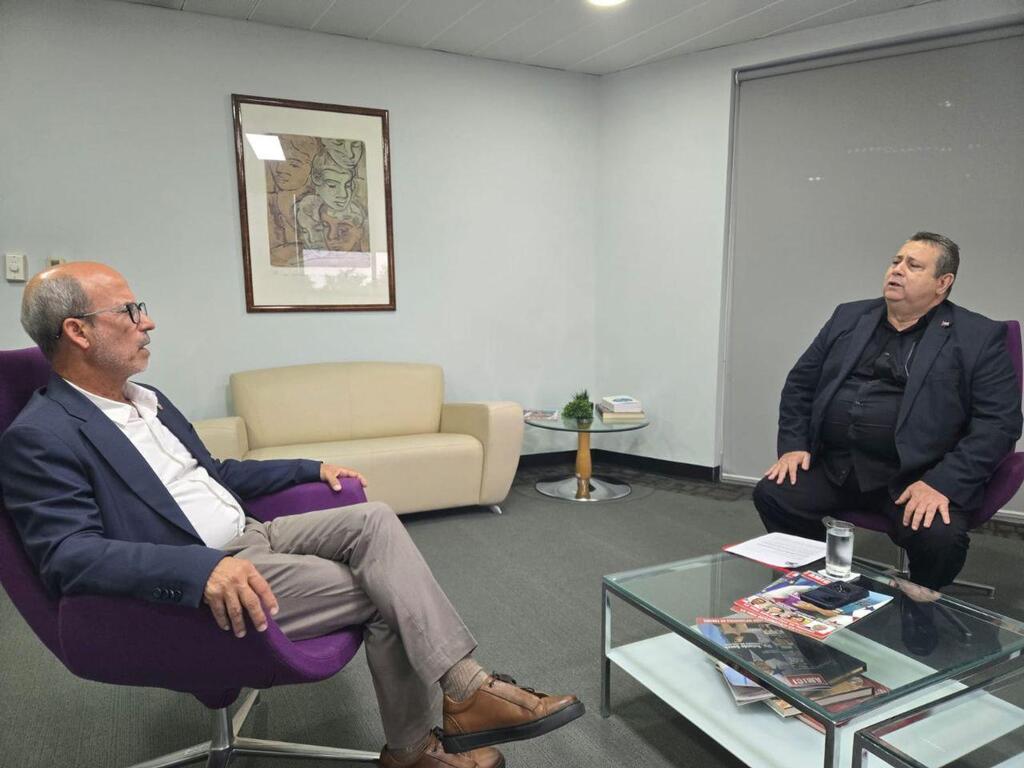 Diputado del Parlatino Rolando González (I) y Roberto León, de la directiva de la Amcrp.