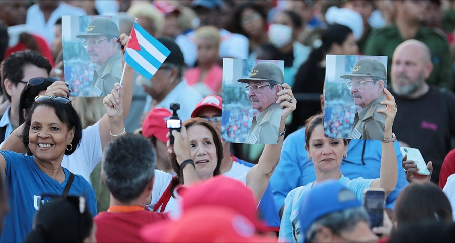 Díaz-Canel junto al pueblo en movilización de respaldo a Raúl