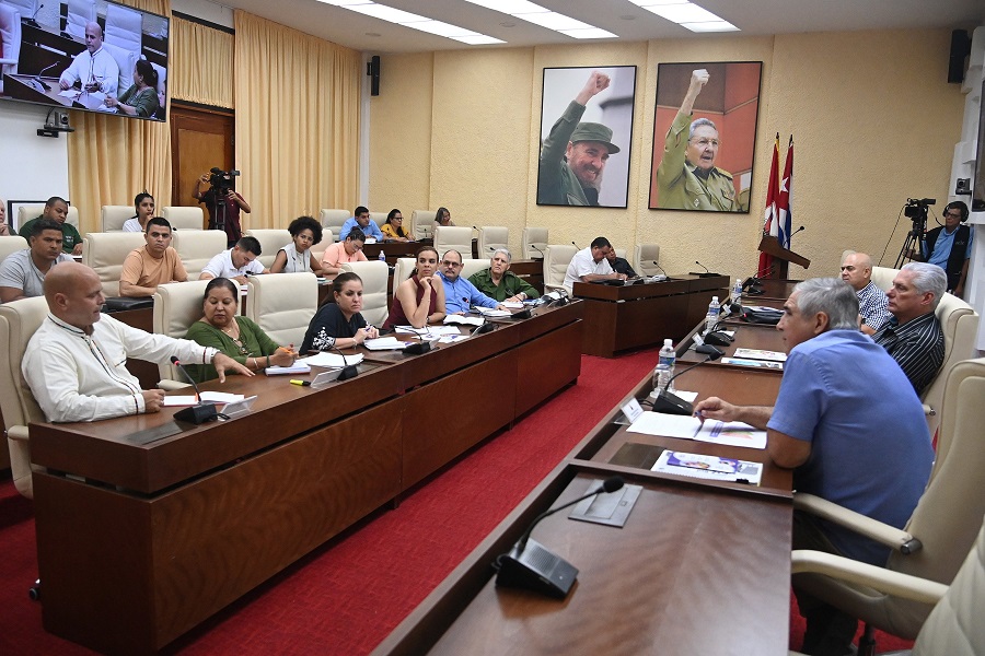 Díaz-Canel evalúa con la UJC los primeros pasos de la Red Juvenil Comunitaria