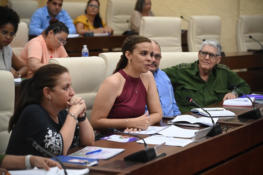 Díaz-Canel evalúa con la UJC los primeros pasos de la Red Juvenil Comunitaria