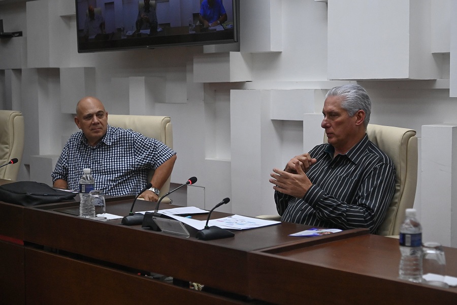 Díaz-Canel evalúa con la UJC los primeros pasos de la Red Juvenil Comunitaria
