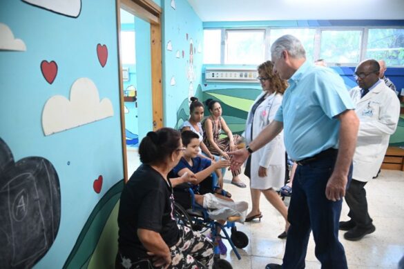 Diaz-Canel en el Hospital Frank País