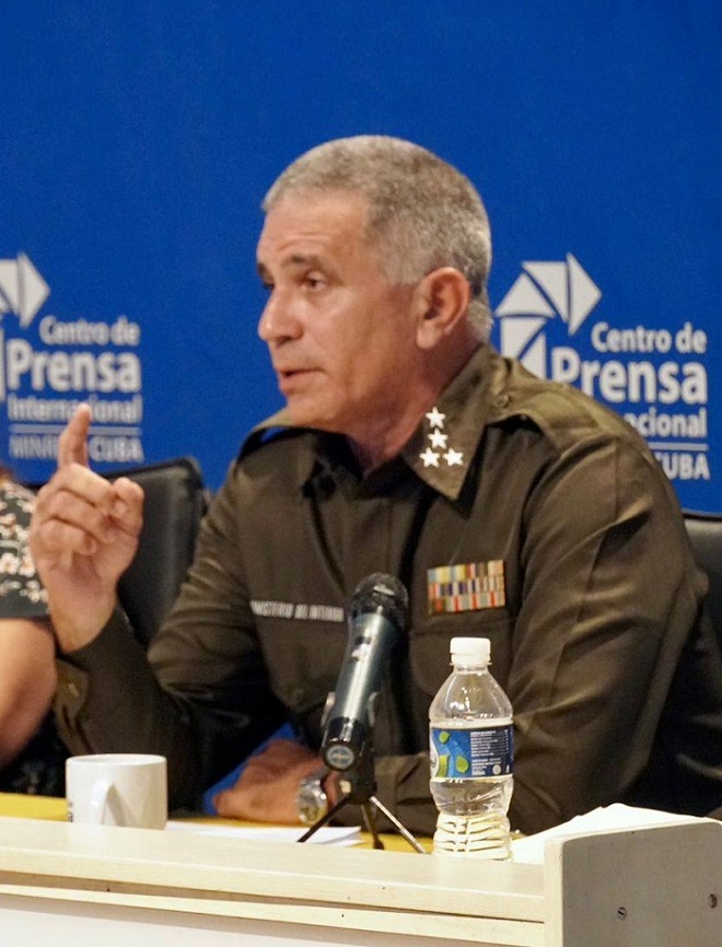 Primer Coronel Mario Méndez Mayedo, jefe de la Dirección de Identificación, Inmigración y Extranjería 