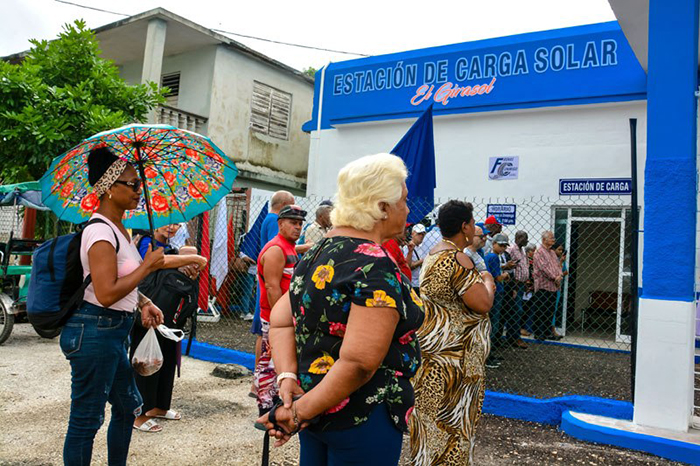 Inauguran primera estación de carga fotovoltaica en Holguín