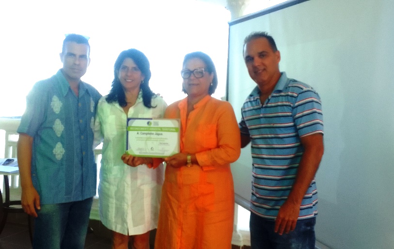 Entrega de reconocimiento ambiental en Cienfuegos.