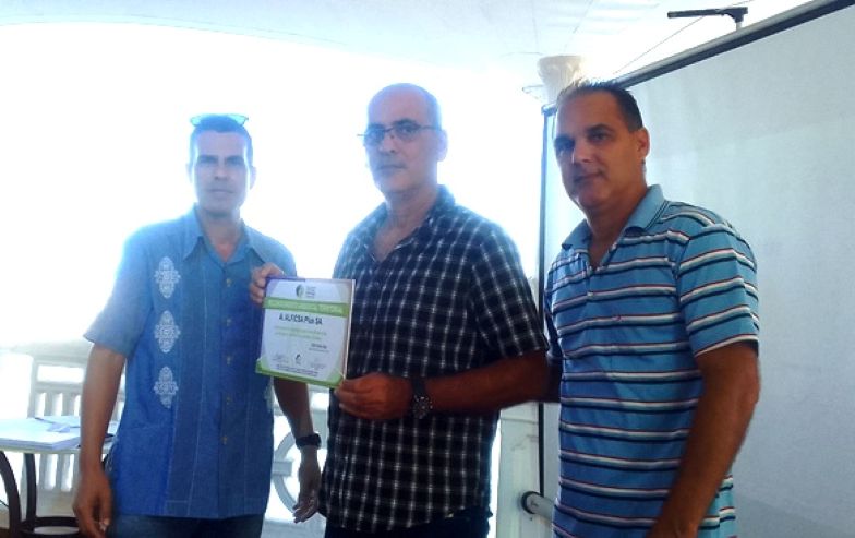 Entrega de reconocimiento ambiental en Cienfuegos.