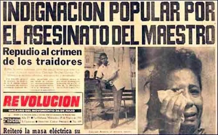 Primera plana del periódico Revolución con la información acerca del asesinato del maestro voluntario Conrado Benítez, el 5 de enero de 1961.