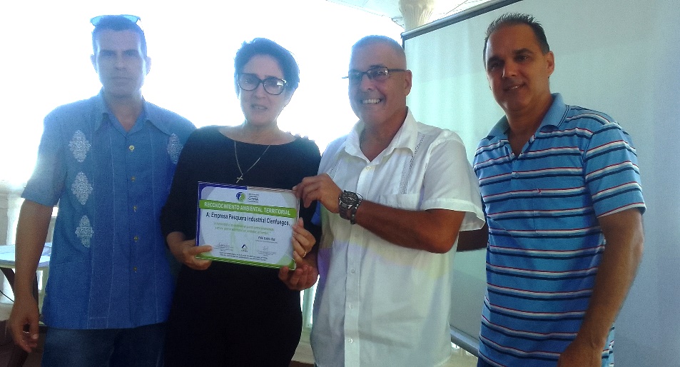 Entrega de reconocimiento ambiental en Cienfuegos.