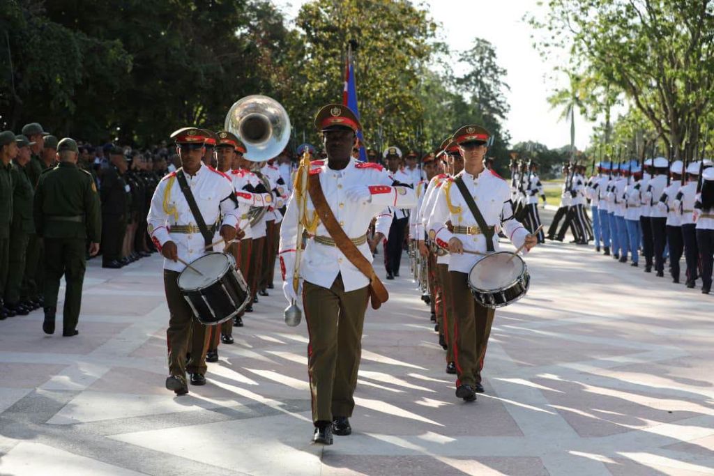 Honores militares en la ceremonia de inhumación de los restos mortales de Ramiro Valdés en el Mausoleo Frente Las Villas.