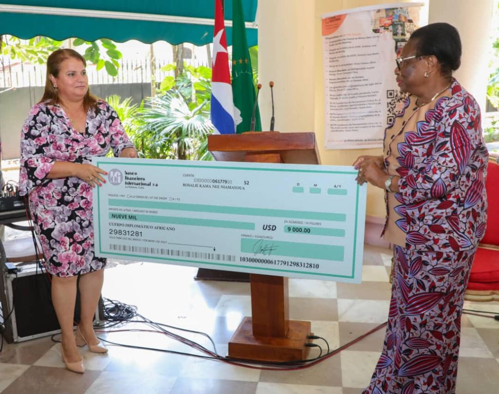 Gobernadora de La Habana, Yanet Hernández Pérez, recibe donativo financiero.
