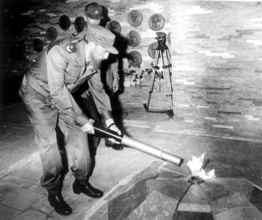 Fidel enciende la llama eterna en el Complejo Escultórico, Ernesto Che Guevara, junto a Ramiro Valdés.