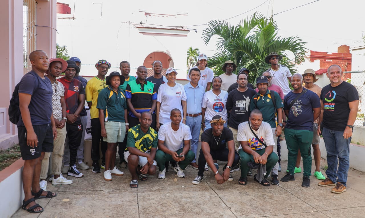 Participantes en trabajo voluntario en honor a Mandela