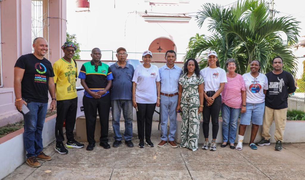 Participantes en trabajo voluntario en honor a Mandela