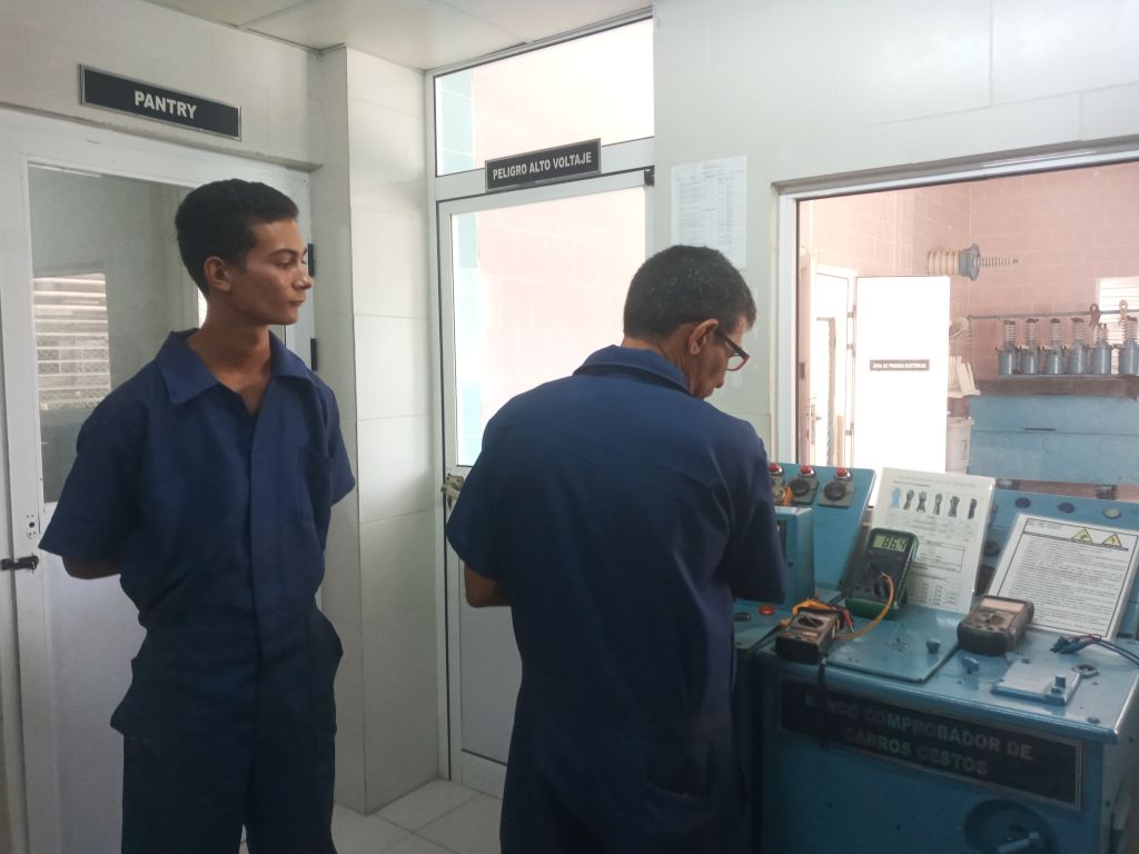 Técnicos del laboratorio de ensayo del Taller de Transformadores, en Manzanillo.