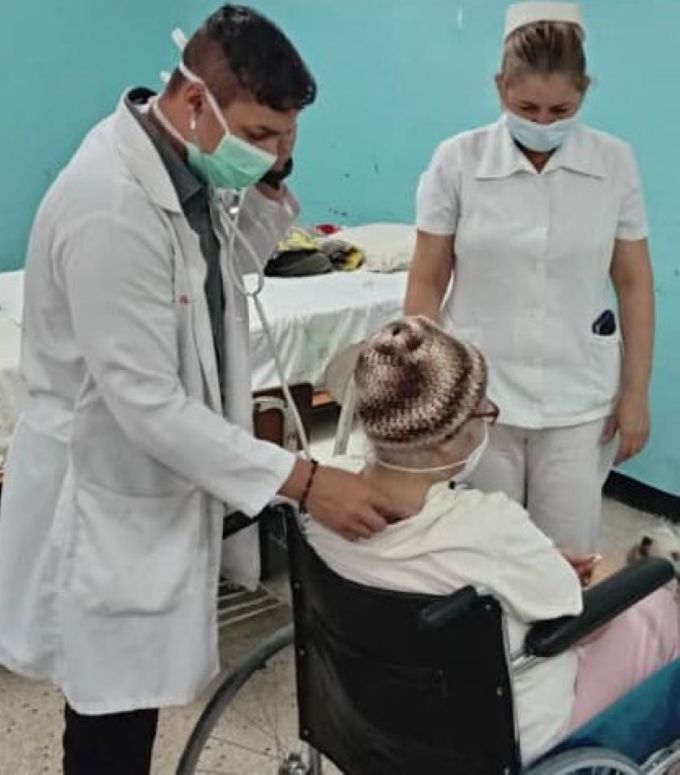 Enfermera Zulema Salvador, junto al doctor Gabriel Chacón, prestan atención médica en un centro de evacuación ubicado en Pinto Salinas 1, en el Distrito Capital.