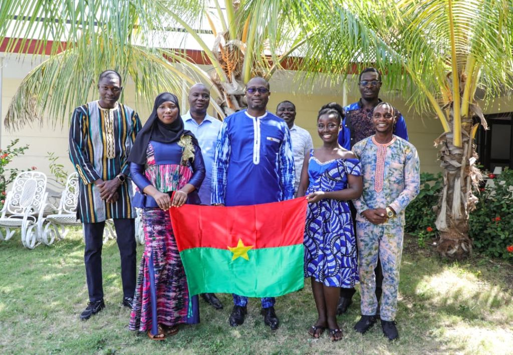 Jóvenes de Burkina Faso graduados de Medicina