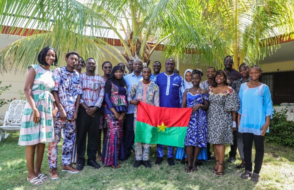 Jóvenes de Burkina Faso graduados de Medicina
