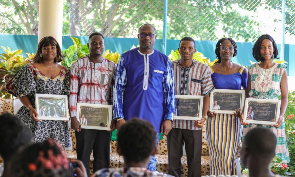 Jóvenes de Burkina Faso graduados de Medicina